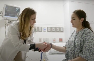 Кодирование Аквилонг в Коврове Врач держит пациентку за руку