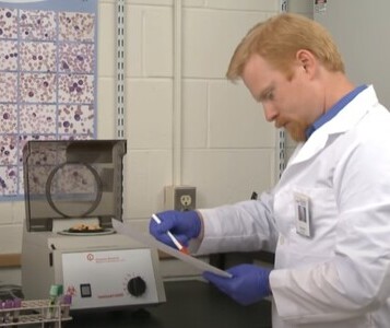 Клиника лечения наркозависимости в Коврове Врач в кабинете клиники